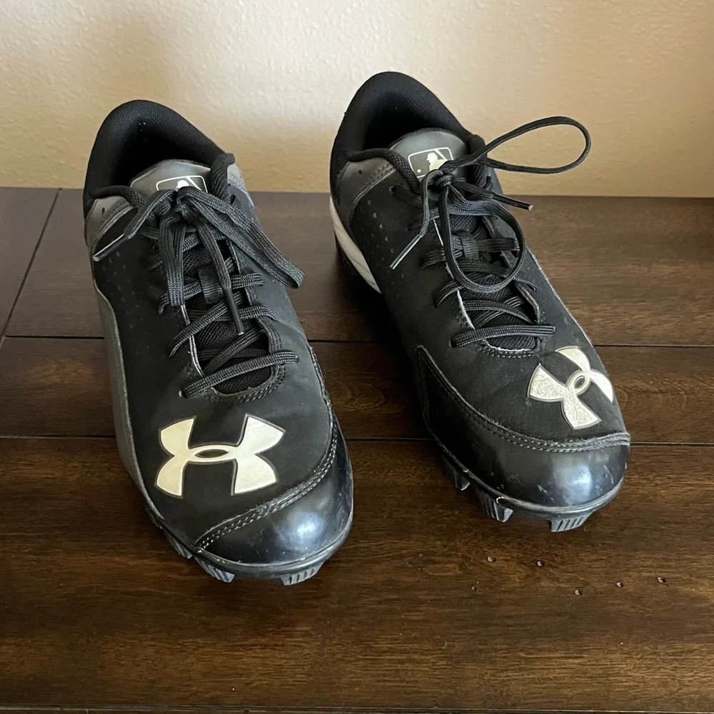 Under Armour Youth Cleats – 5.5 Youth - Picture 1 of 8